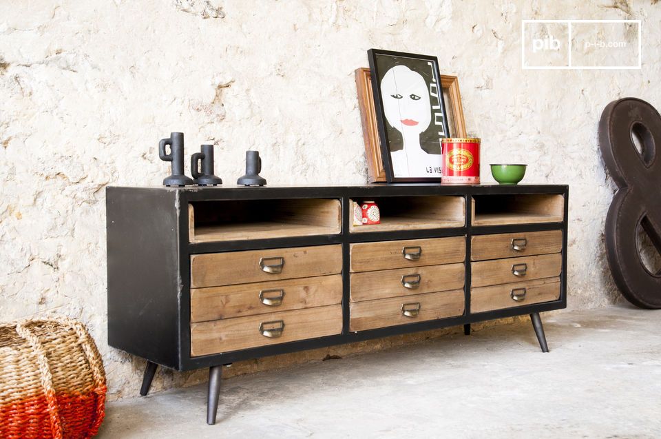 Spacieux buffet plein de charme en bois avec une structure noire.