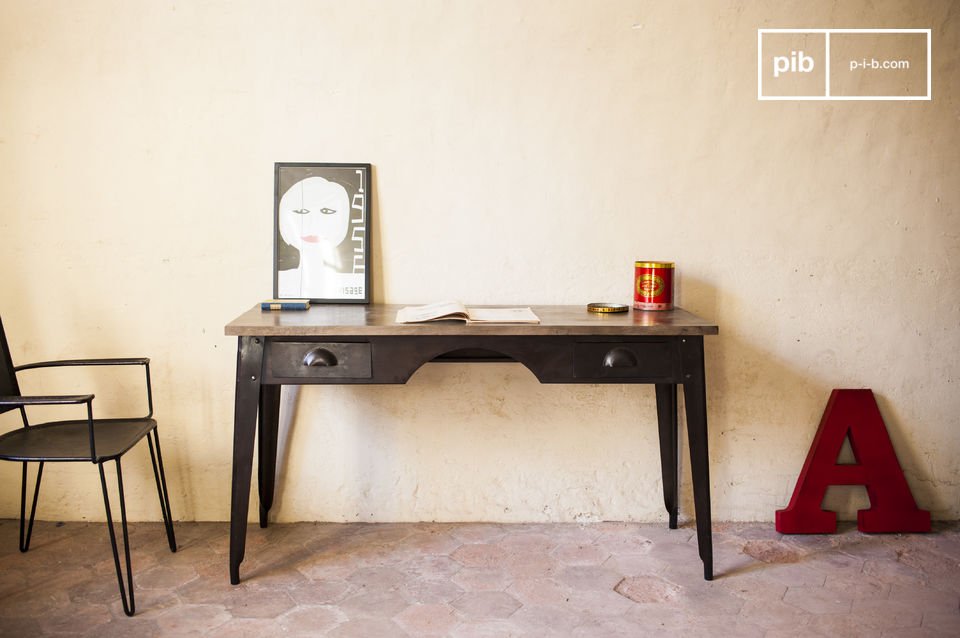 Bureau élégant à l'esprit vintage noir et bois.