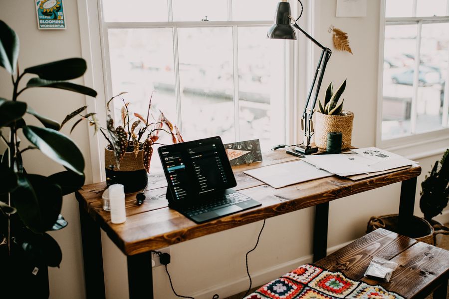 Bureau face à la fenêtre