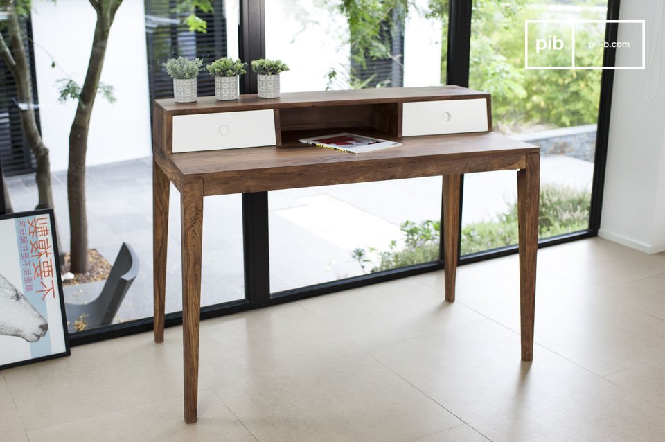 Belle table de travail scandinave.