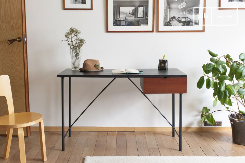 Bureau au design sobre d'influence Japonaise en bois noir