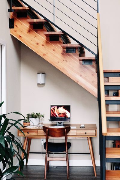 Bureau sous l'escalier