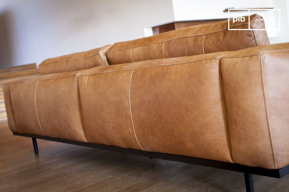 Le dos du canapé est parfaitement finit, permettant de le positionner au centre du salon.