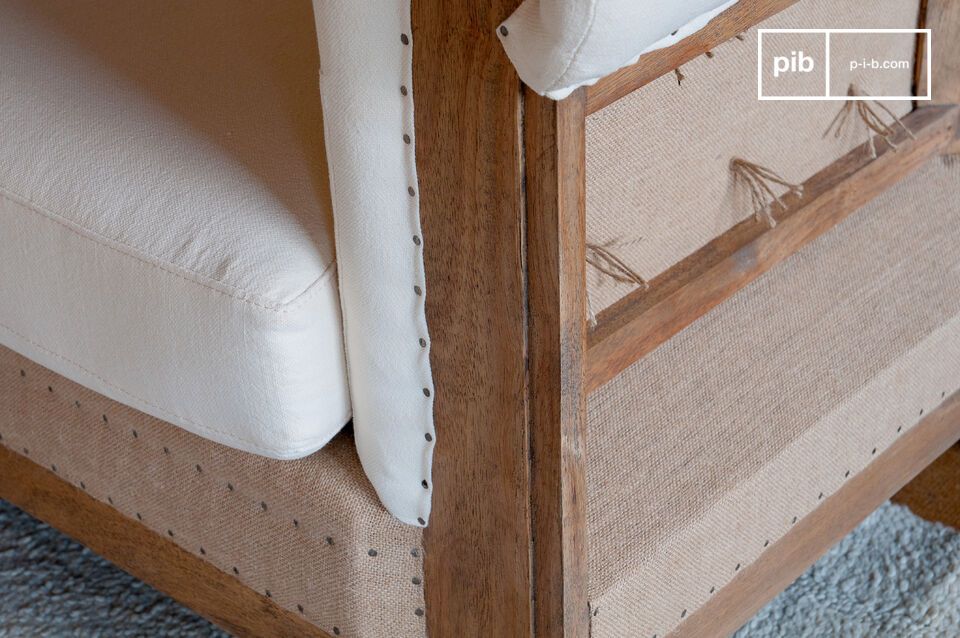 Les quatre pieds sont joliment rainurés et affichent des finitions soignées

L\'assise