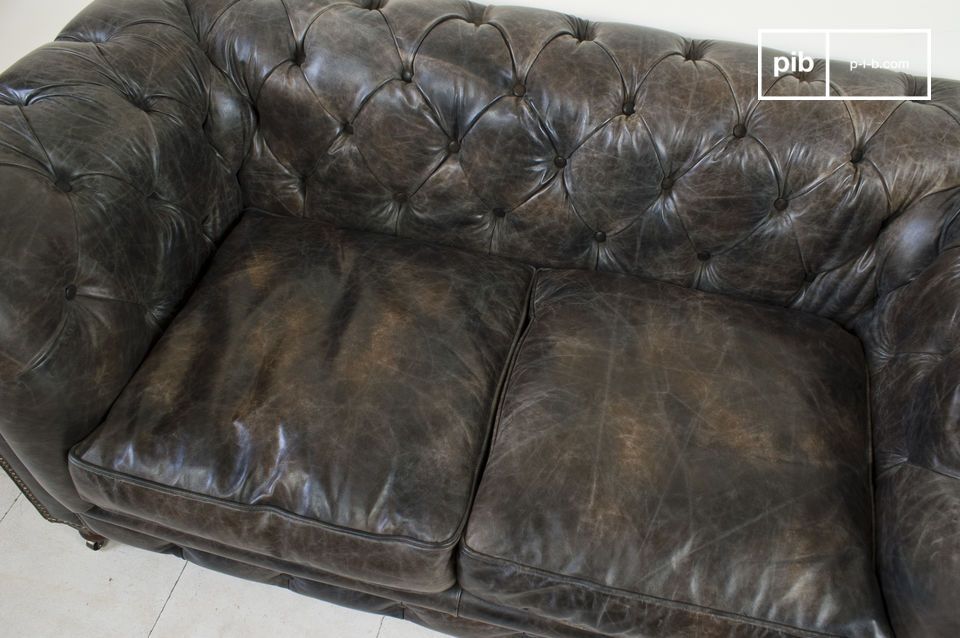 Confort agréable grâce aux coussins garnis de plumes et de mousse.