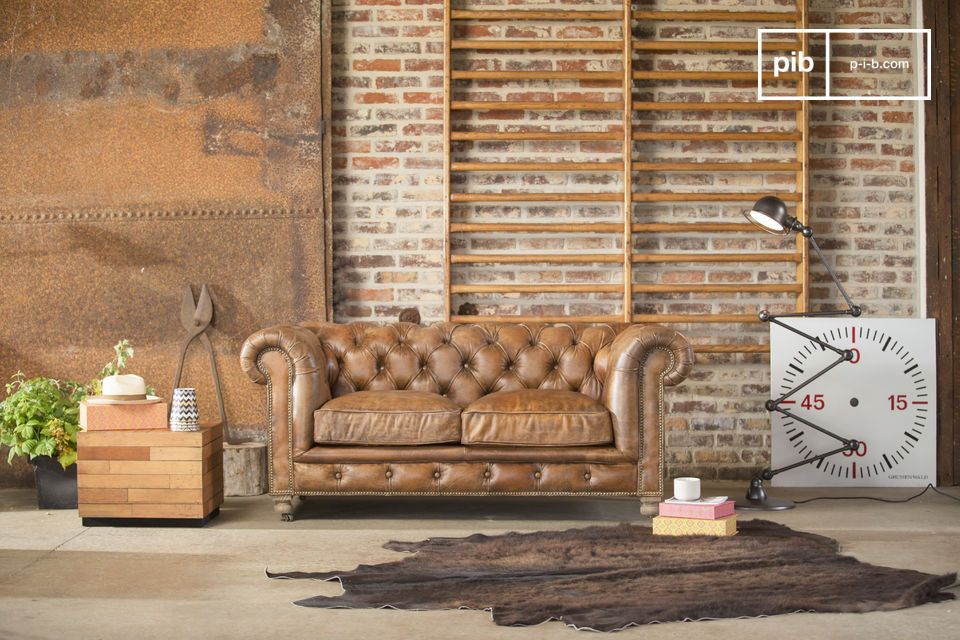 Le style industriel de ce canapé donnera du cachet à votre salon.