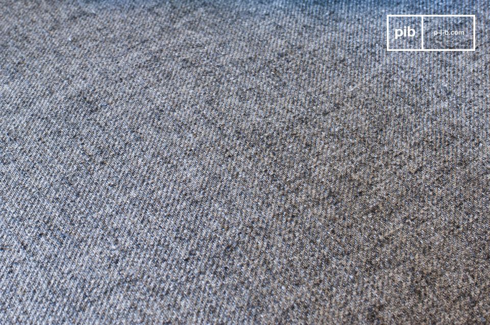 Le revêtement en tissu gris chiné confirme l'esprit vintage du canapé.