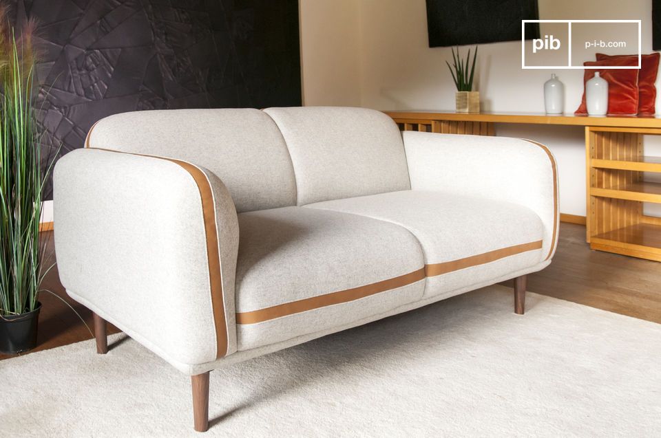 Un canapé de belle taille, parfaitement confortable.