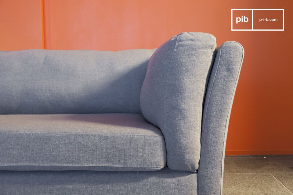 Très sobre dans son coloris taupe, le canapé Herwan affiche un style vintage intemporel