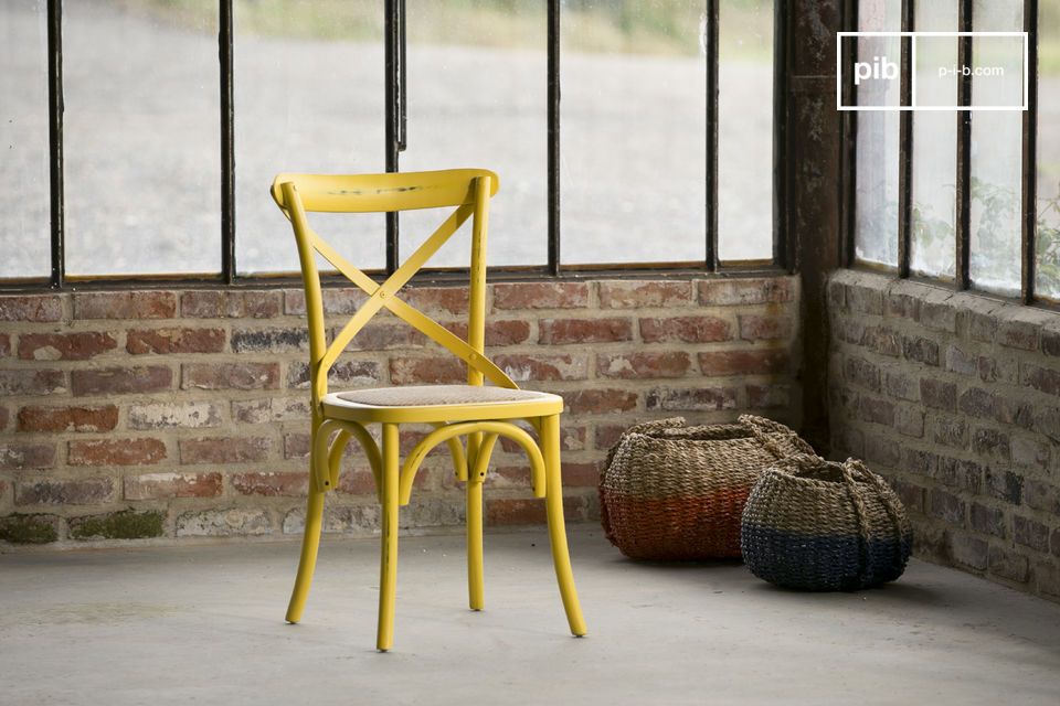 Jolie chaise au look bistrot jaune soleil.