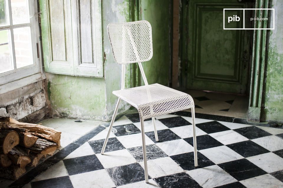 Jolie chaise blanche au look bistrot.