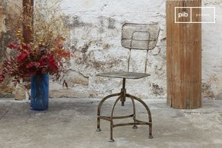 Chaise d'atelier en tôle perforée