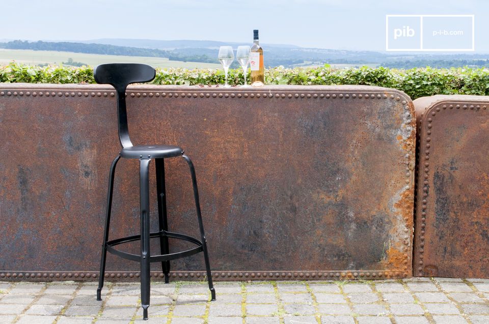 Jolie chaise de bar noir en métal.