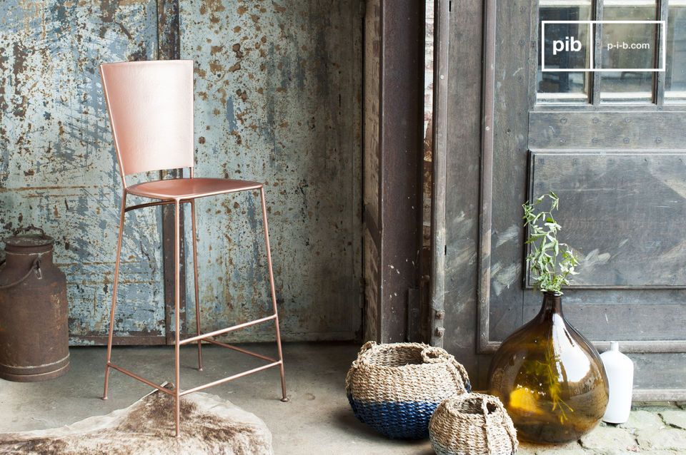 Le tabouret est d'une belle couleur cuivré qui tend vers un joli rose.