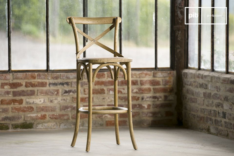 Chaise de bar 100% bois, robuste, pratique et confortable.