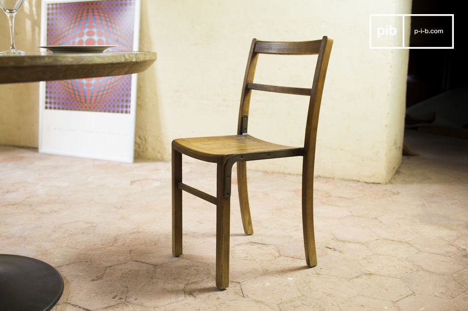 Une chaise de bistrot de qualité supérieure au design léché.