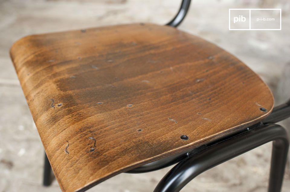 L'assise patinée à la main confère au bois des nuances uniques.