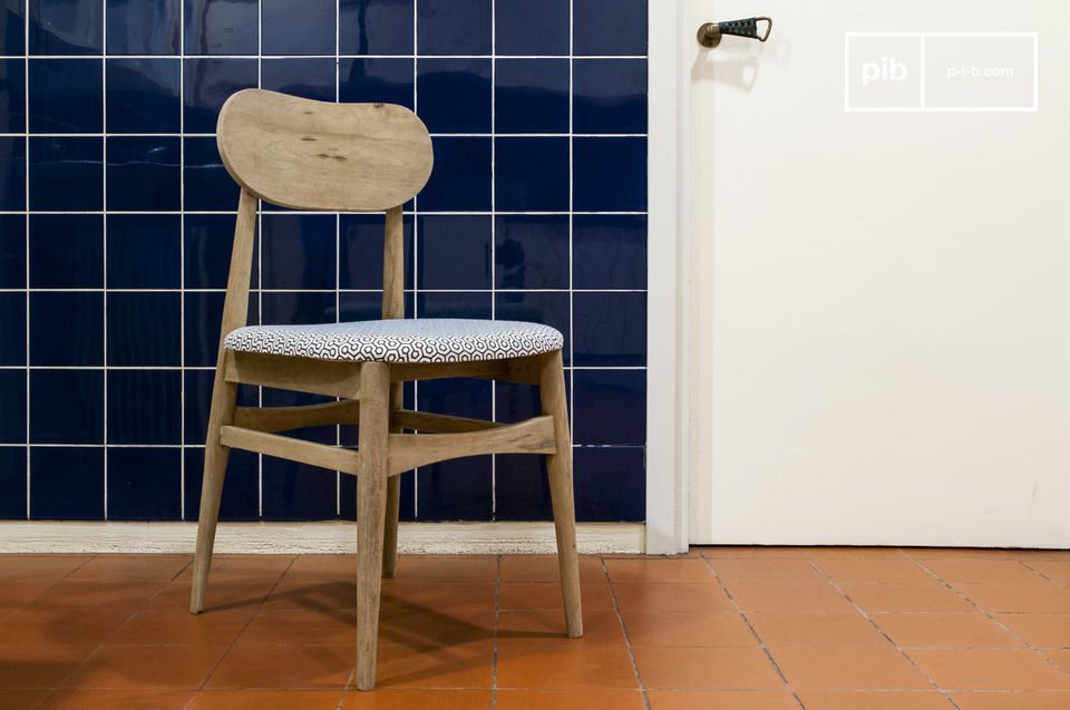 Élégante chaise scandinave aux motifs graphiques.