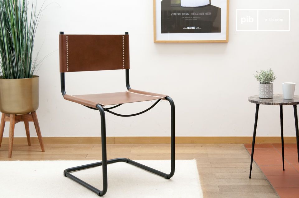 Jolie chaise design iconique en cuir marron et en métal noir mat.