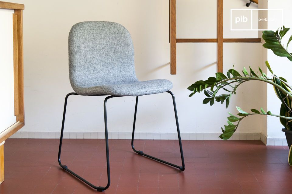 Fauteuil à la silhouette élégante et aux courbes élancées.