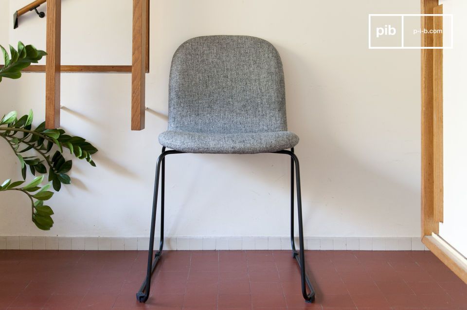 Fauteuil gris clair avec une structure noire en métal.