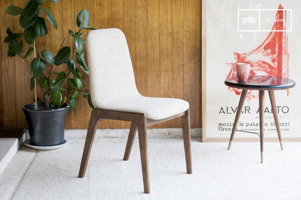 La chaise affiche un design épuré et délicat.