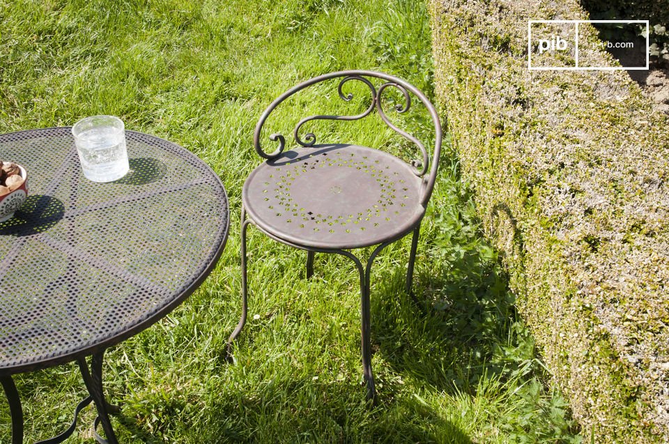 La chaise Giverny est un magnifique petit meuble qui enrichira votre décoration pleine de charme en