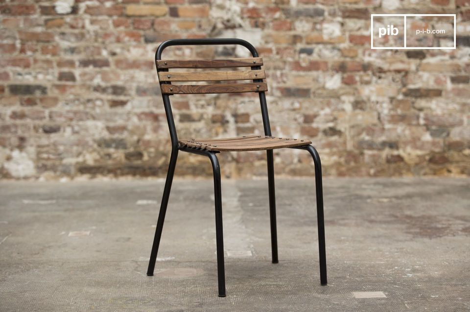 Belle chaise en bois et métal au style industriel.