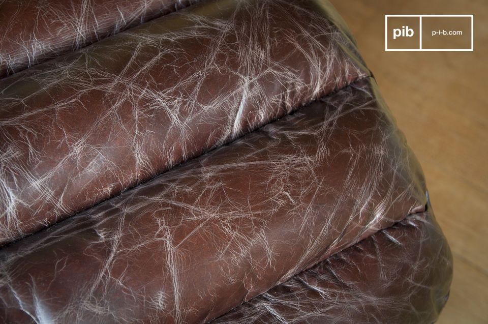 Le matelas en mousse est recouvert d\'un cuir légèrement vieilli affichant un brun qui tend