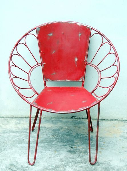 Chaise métal vintage rouge