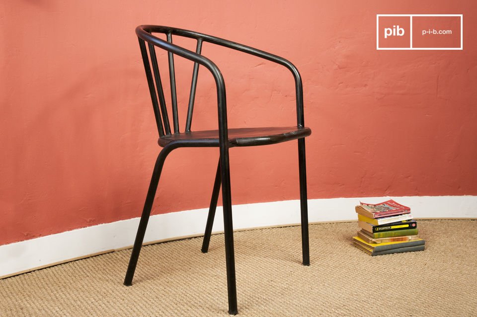 cette chaise possède un fort esprit industriel.