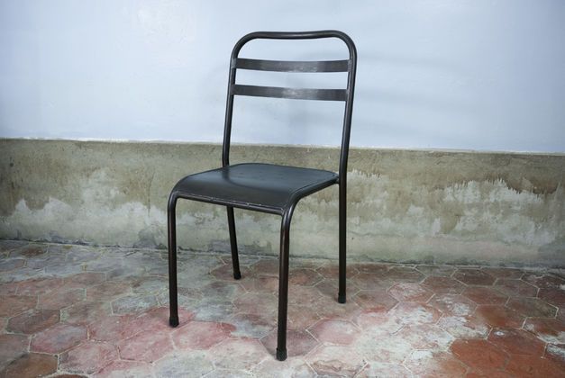 Chaise métallique empilable brune