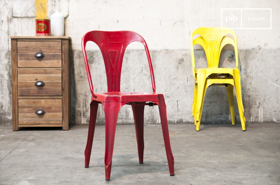 Chaise en métal de couleur rouge.