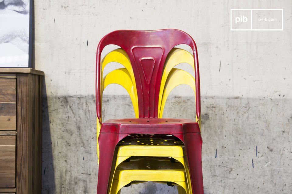 Les chaises s'empilent grâce à leur pieds creux.