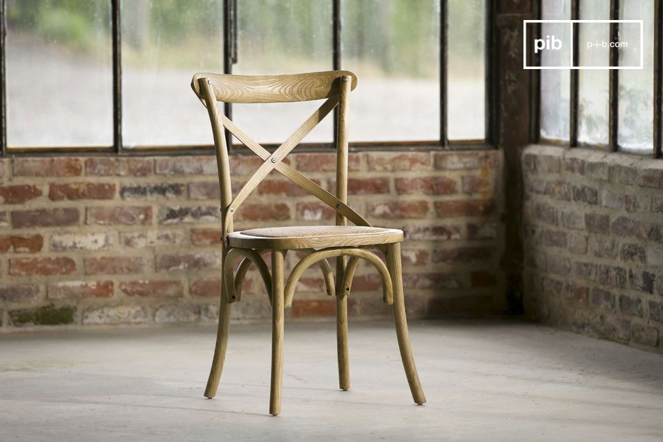 La chaise en bois et cannage qui assure un excellent confort.