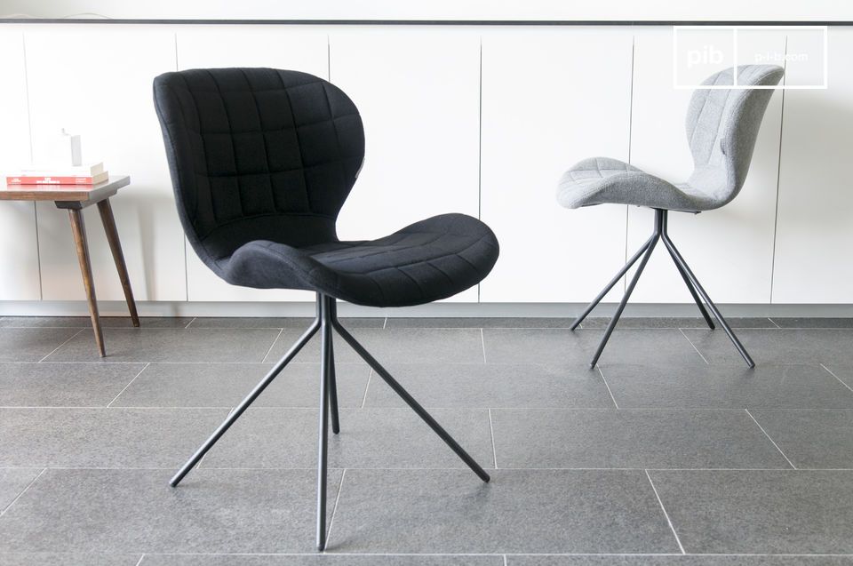 Belle chaise gris foncée au style scandinave.