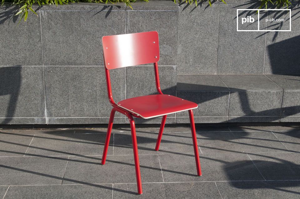 Jolie chaise style rétro rouge.