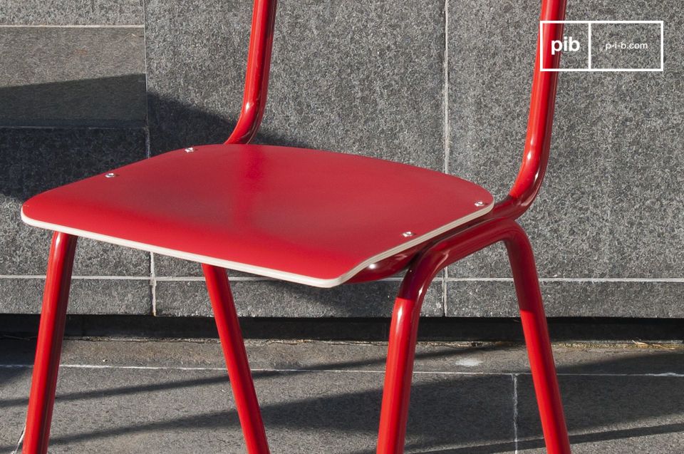 L'assise est en bois et la structure est en métal.