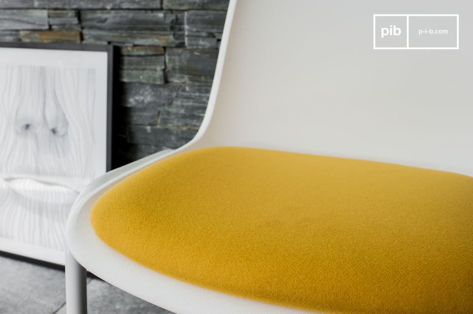 Une chaise design rétro pour une touche de couleur lumineuse