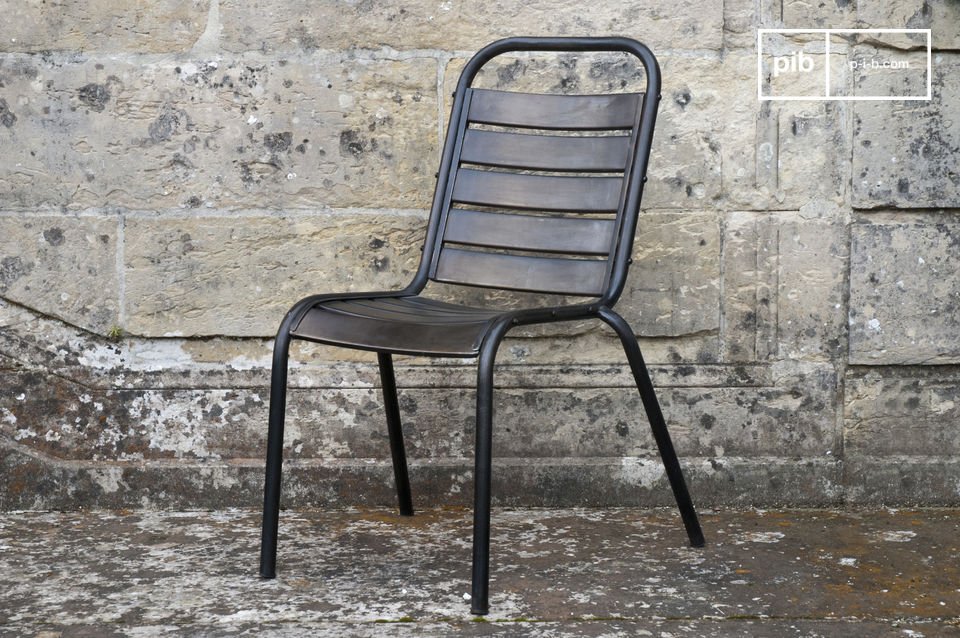 la chaise s'inspire du mobilier d'atelier et d'usine du début du siècle dernier.
