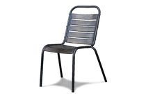 Chaise en métal noir 