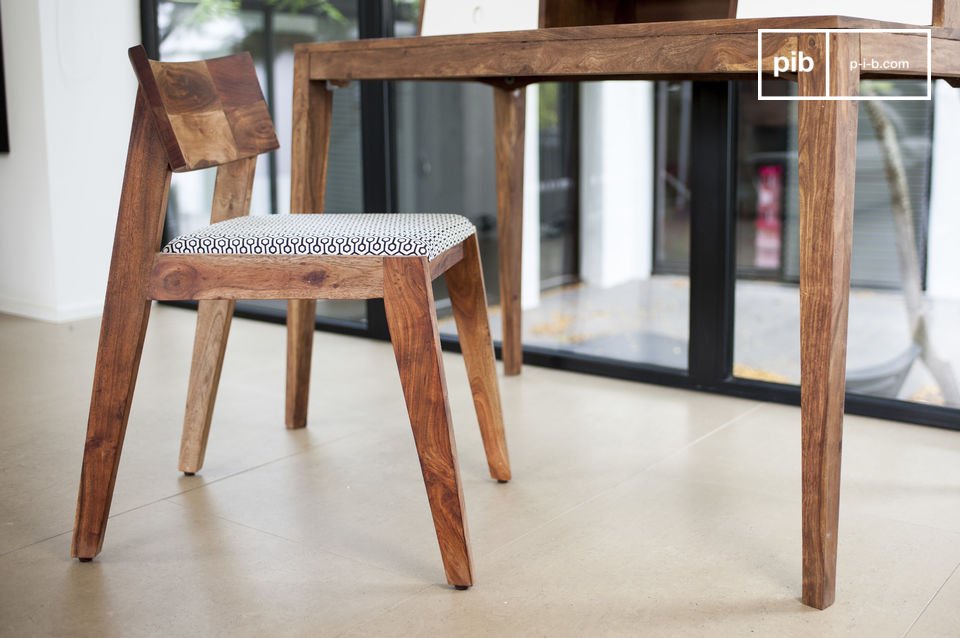 Petit chaise originale en bois sombre.