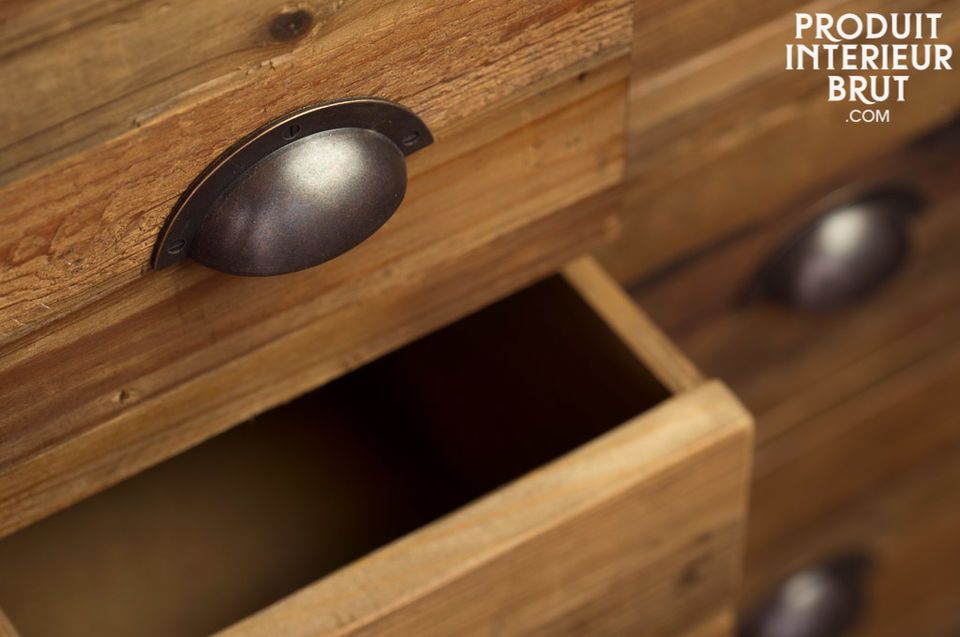 Réalisé tout en bois ancien ciré, cette commode semble sortir tout droit d\'un ancien atelier