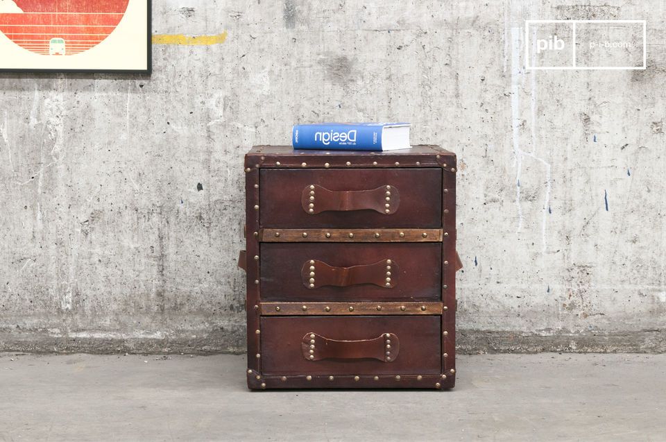 Joli commode en bois et cuir vintage.