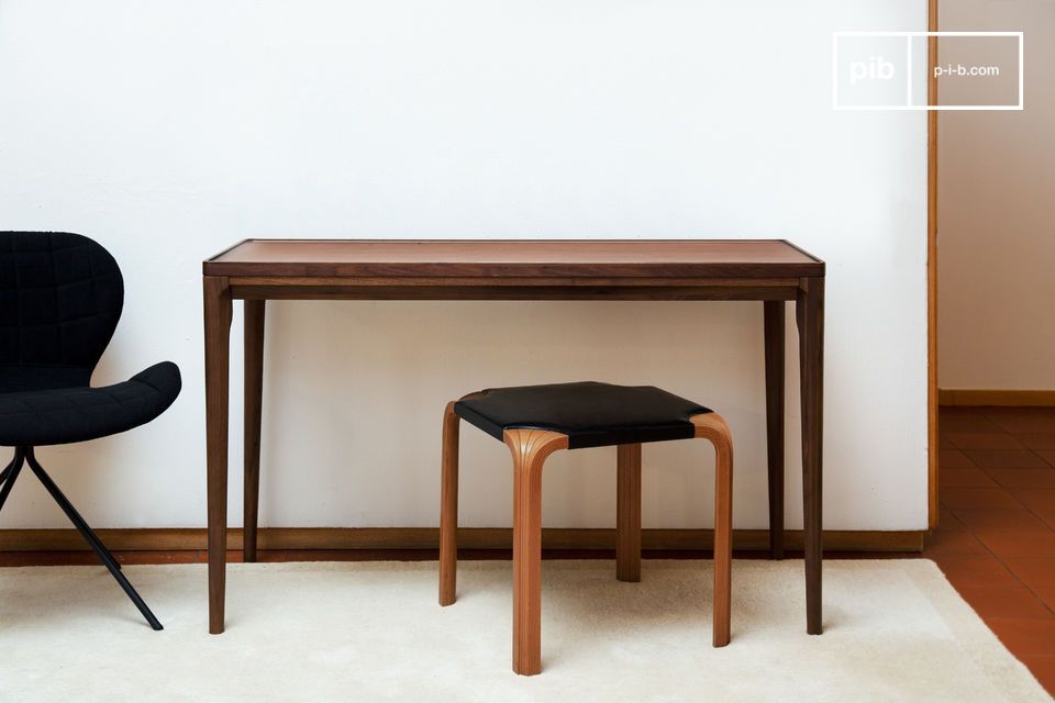 Les lignes épurées confèrent un look distingué à la console.