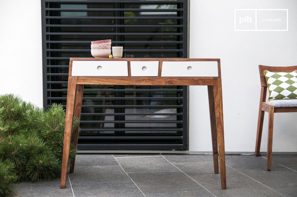 Belle console aérienne en bois.