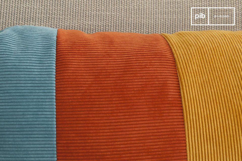 Le coussin est d'un doux velours côtelé.