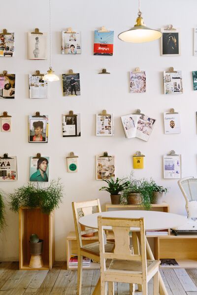 Décoration murale créative avec des magazines suspendus