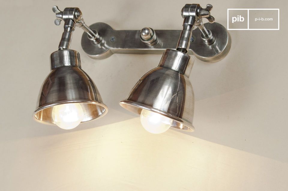Lumière idéale sur un plan de travail, facilement orientable.