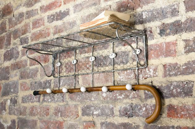 Etagère grillagée à crochets numérotés